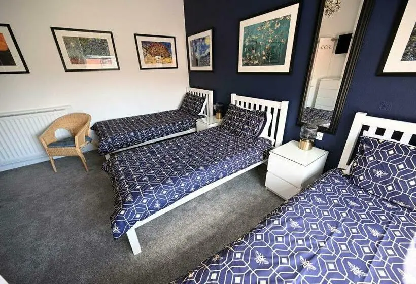 Comfort Kolmen Hengen Huone, The Hathaways