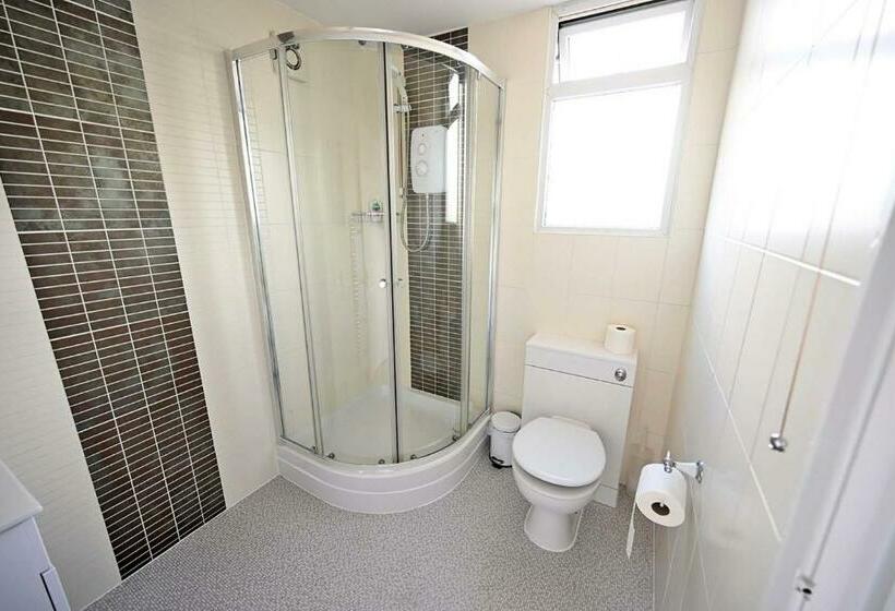 家庭间, The Hathaways