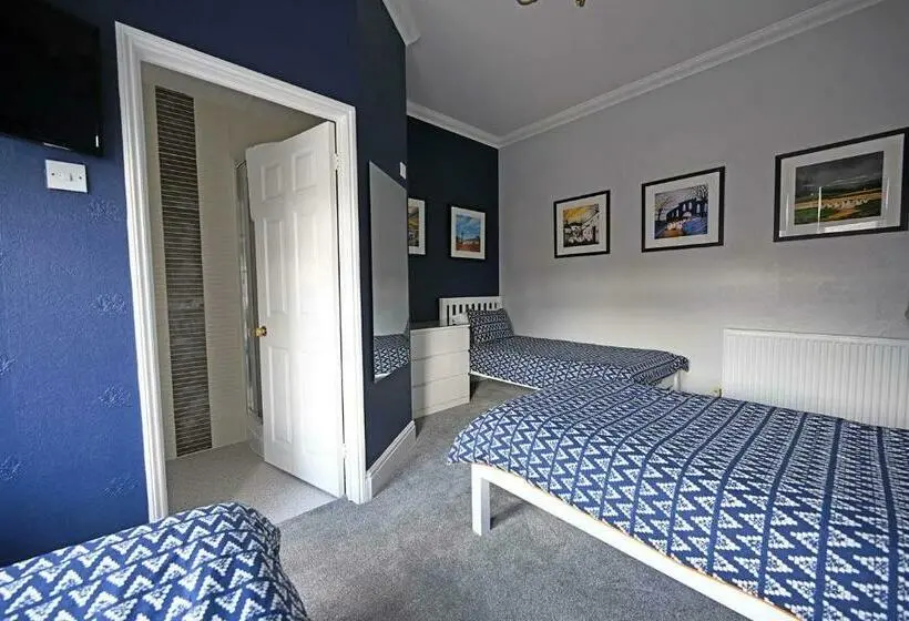 Comfort Kolmen Hengen Huone, The Hathaways