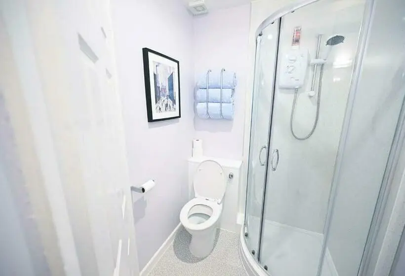 Comfort Kolmen Hengen Huone, The Hathaways