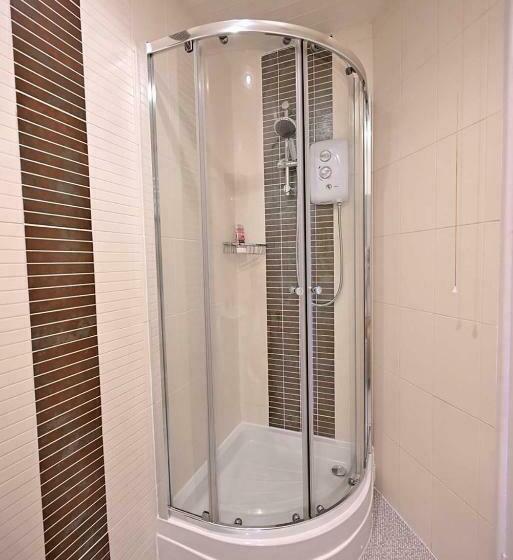 家庭间, The Hathaways