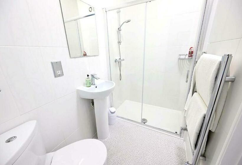 标准间, The Hathaways