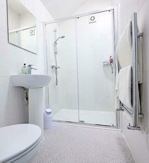 标准间, The Hathaways