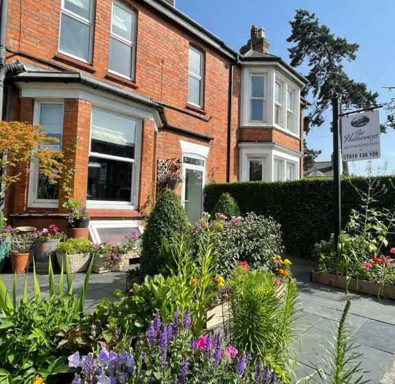 舒适三人间, The Hathaways