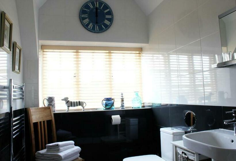 חדר דלוקס, The Six Bells