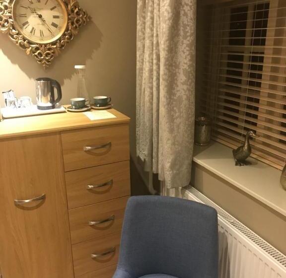 חדר דלוקס, The Six Bells