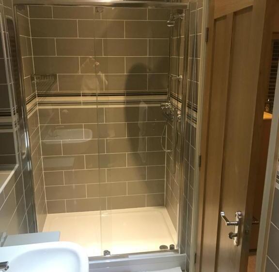 חדר דלוקס, The Six Bells