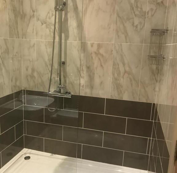 חדר דלוקס, The Six Bells