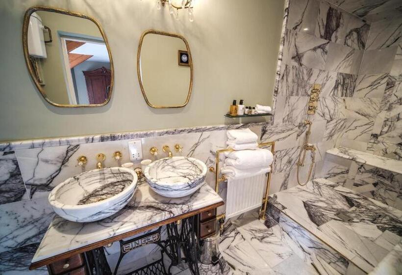 スイート, West Layton Manor