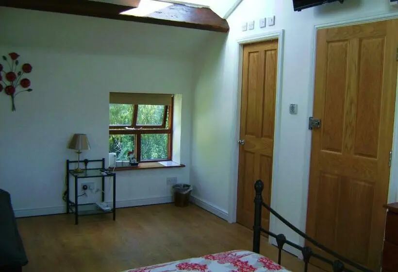 Perhehuone, Brook Barn B&b
