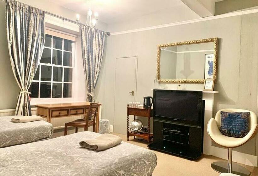 三人经典房间, Colthrop Manor B&b