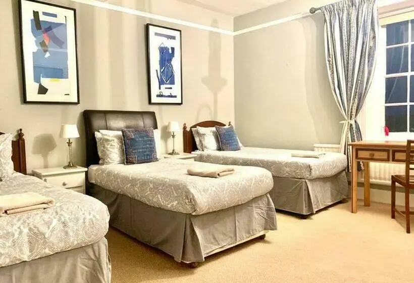 Classic Kolmen Hengen Huone, Colthrop Manor B&b
