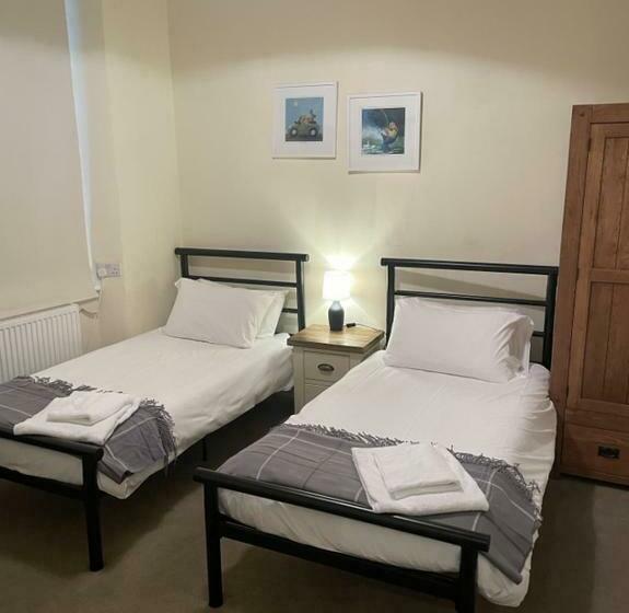 חדר סטנדרט, Admiral Macbride