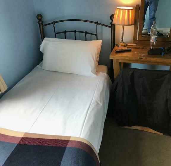 חדר קומפורט יחיד, Admiral Macbride