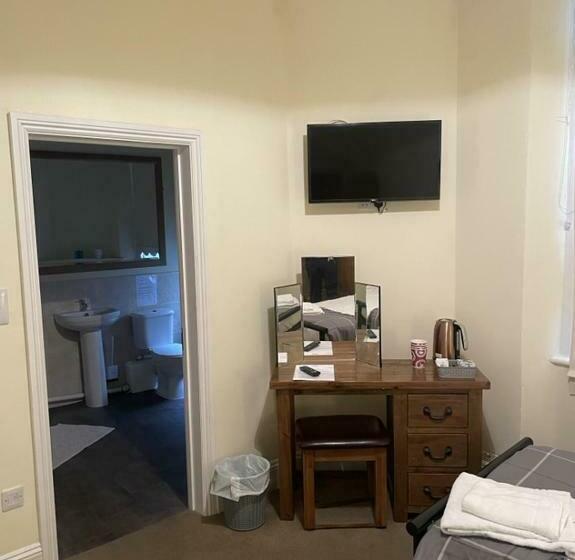 חדר סטנדרט, Admiral Macbride