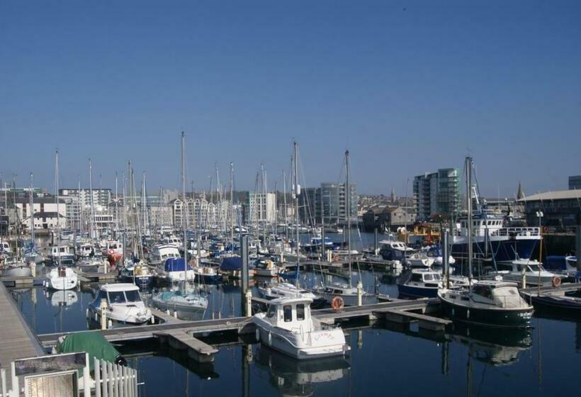 חדר קומפורט יחיד, Admiral Macbride