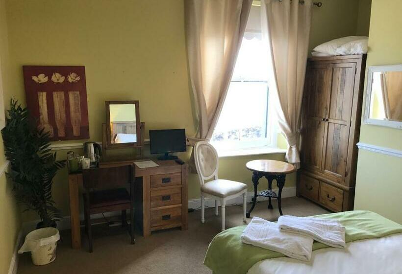 חדר סטנדרט נוף לים, Admiral Macbride