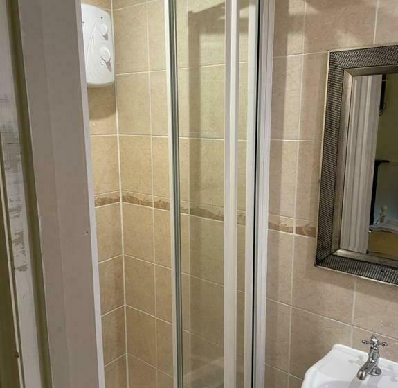 חדר סטנדרט, Admiral Macbride