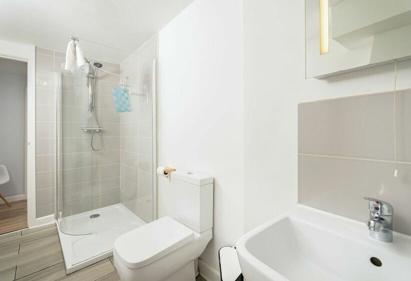 Номер Стандарт, Chillington House