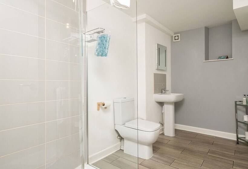 Номер Стандарт, Chillington House