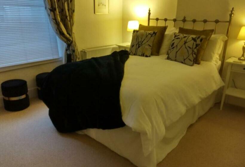 اتاق استاندارد, The Swallows B And B