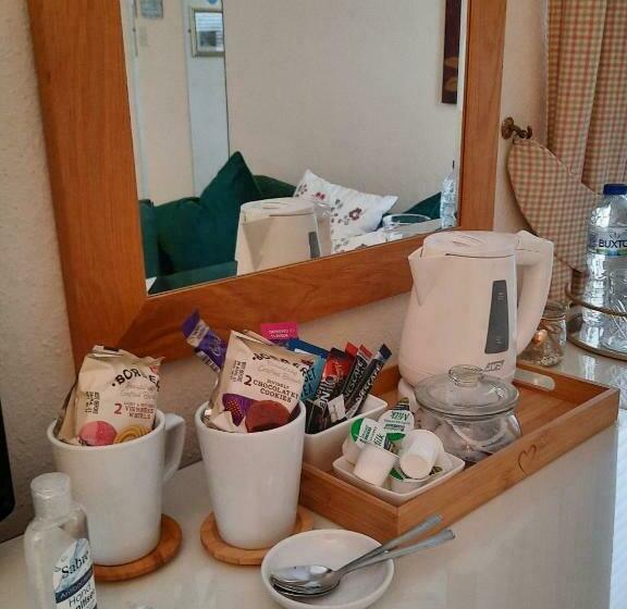 اتاق سوپریور, The Swallows B And B