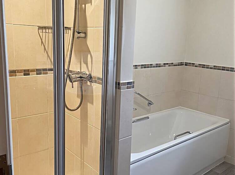 标准间, Caerwylan