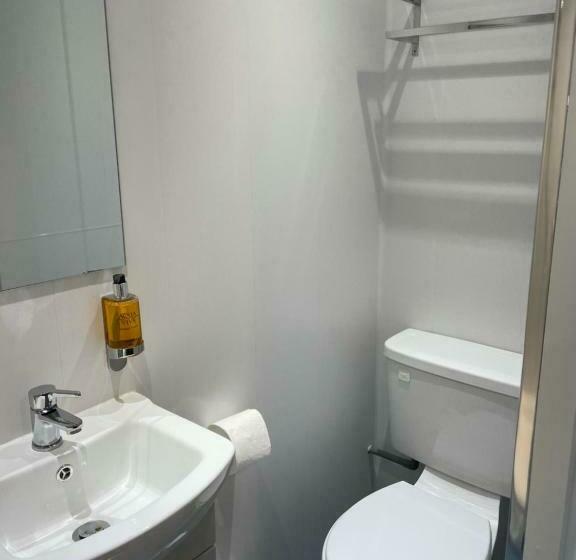 חדר סטנדרט יחיד, Claxton