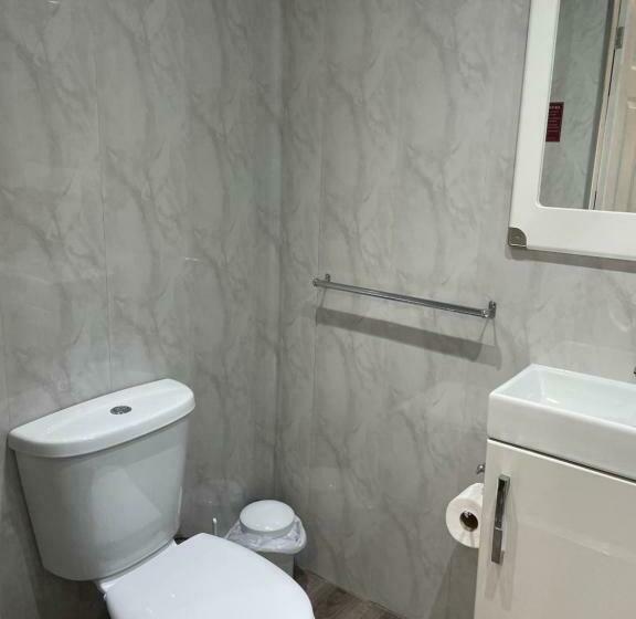 חדר סטנדרט יחיד, Claxton