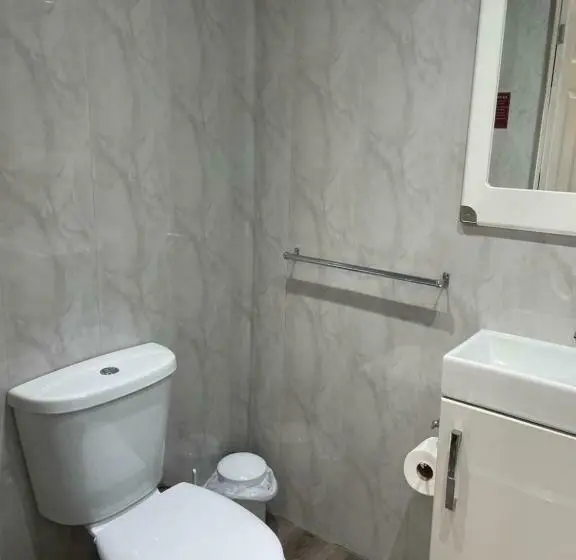 Standard Yhden Hengen Huone, Claxton