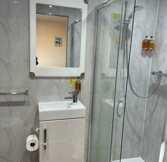 חדר סטנדרט יחיד, Claxton