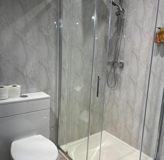 חדר סטנדרט, Claxton