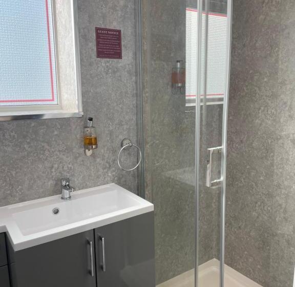 חדר משפחתי, Claxton