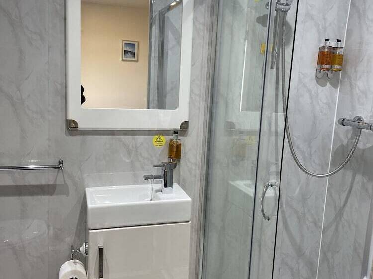 חדר סטנדרט יחיד, Claxton