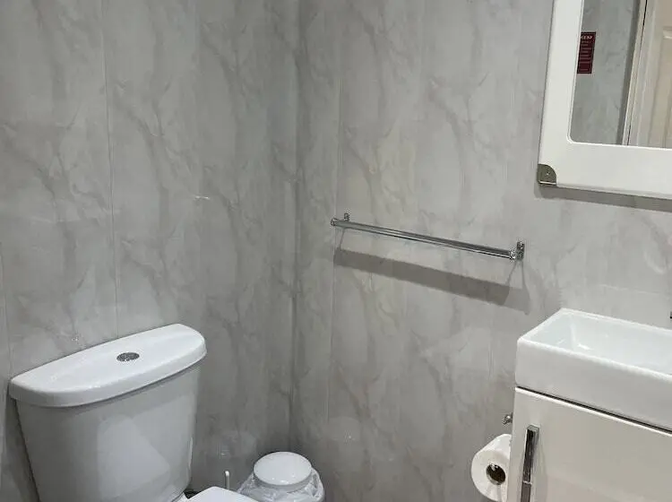 Standard Yhden Hengen Huone, Claxton