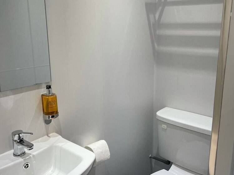 חדר סטנדרט יחיד, Claxton