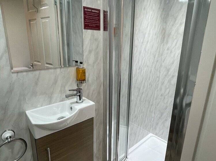 חדר סטנדרט יחיד, Claxton