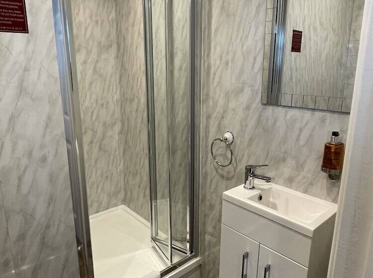 חדר סטנדרט, Claxton