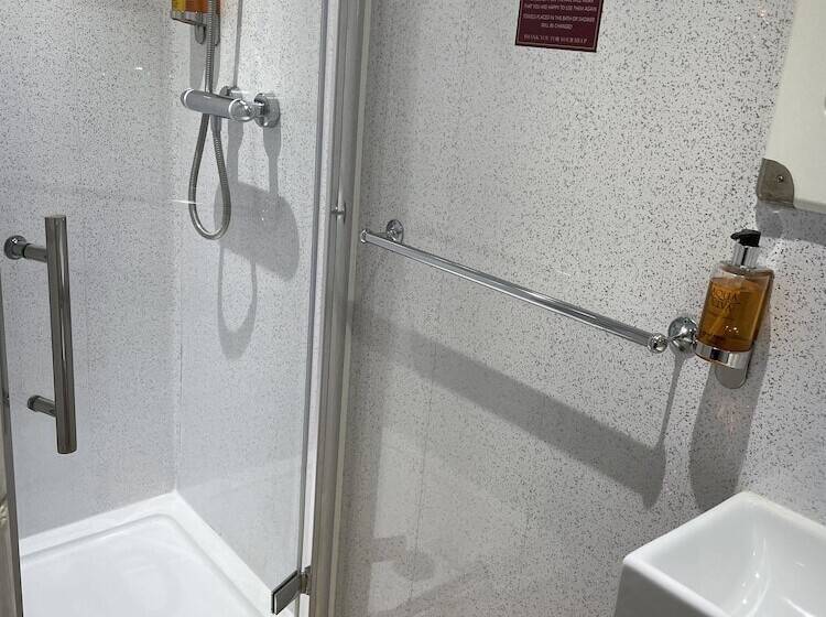 חדר סטנדרט, Claxton