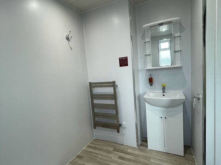 חדר סטנדרט, Claxton