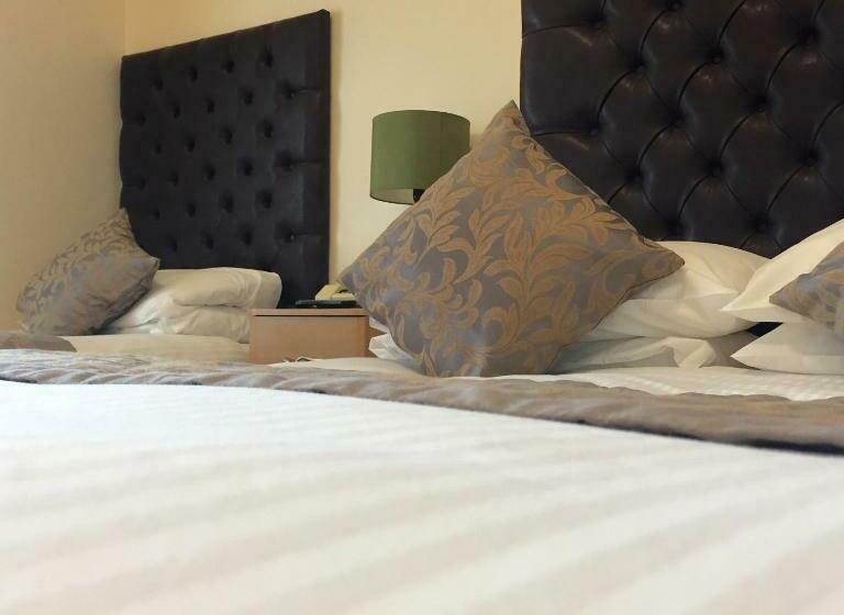 חדר משפחתי, Membly Hall