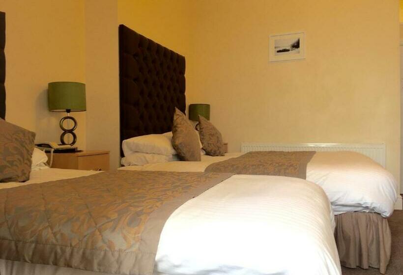 חדר משפחתי, Membly Hall