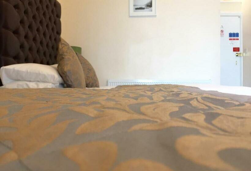 חדר משפחתי, Membly Hall