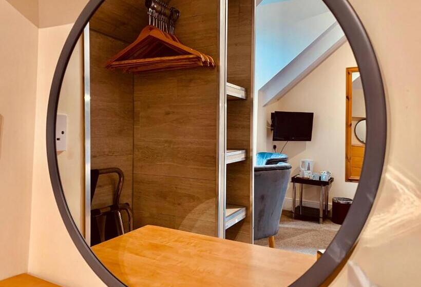 חדר סטנדרט, Membly Hall