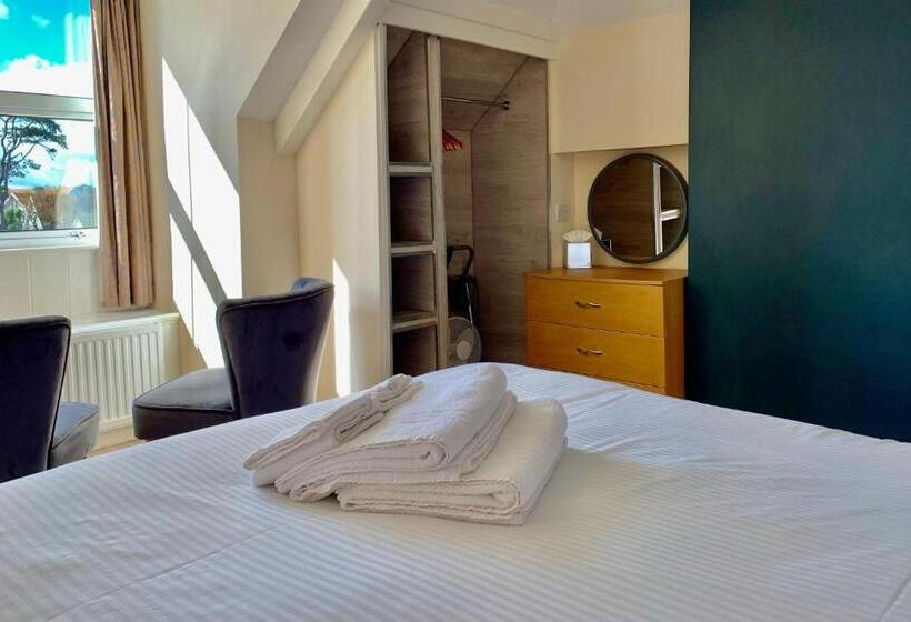 חדר סטנדרט, Membly Hall