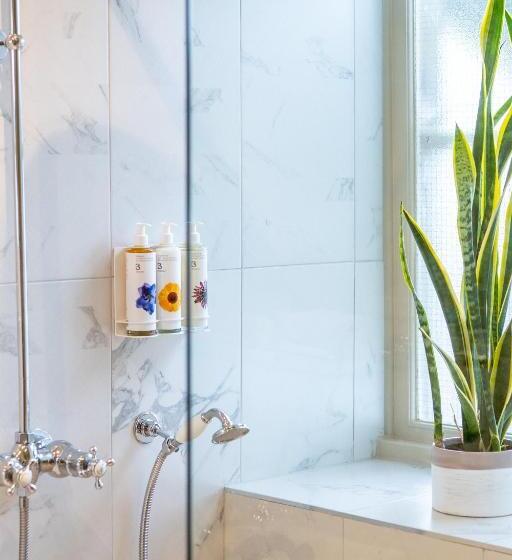 Номер Стандарт Вид на Море, The Godolphin