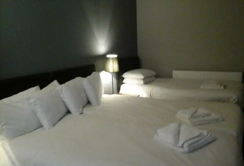 اتاق استاندارد سه نفره, The Liverpool Inn