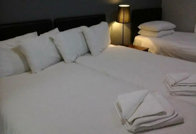 اتاق استاندارد سه نفره, The Liverpool Inn