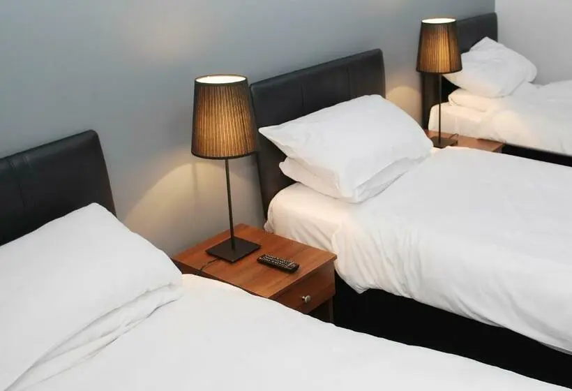 اتاق استاندارد سه نفره, The Liverpool Inn
