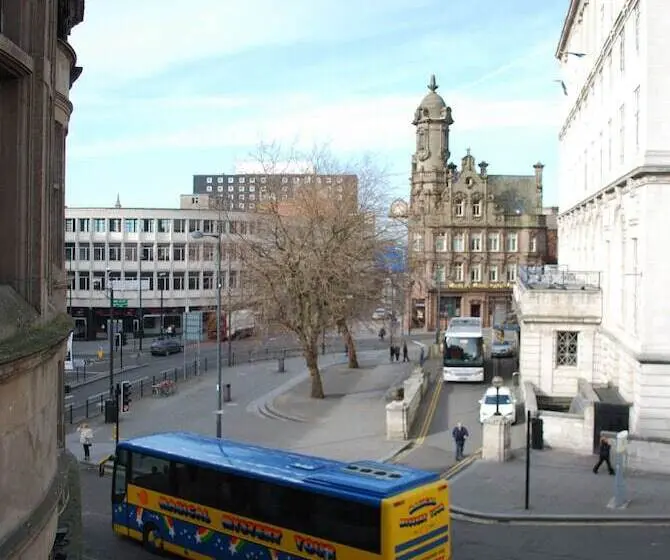 اتاق استاندارد سه نفره, The Liverpool Inn